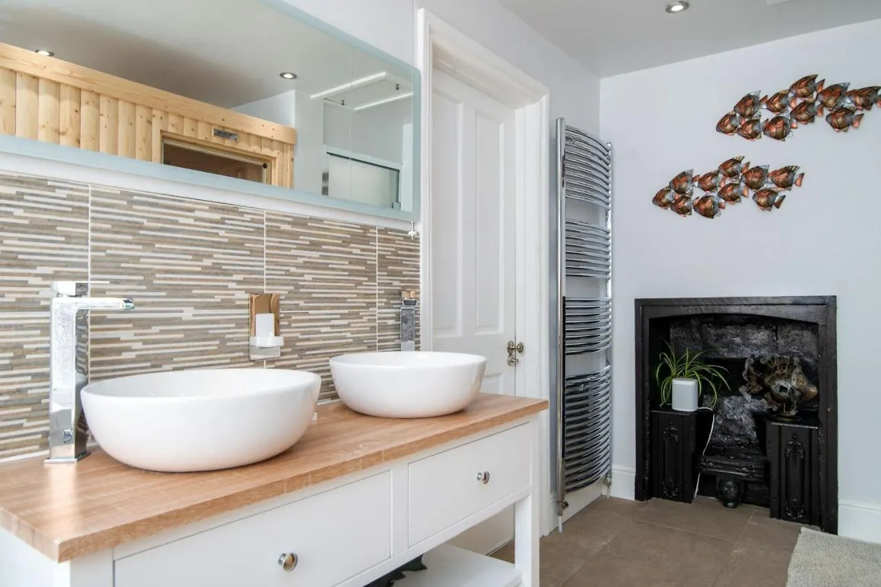 Holiday home 5Br Family Home With Private Garden In Portslade